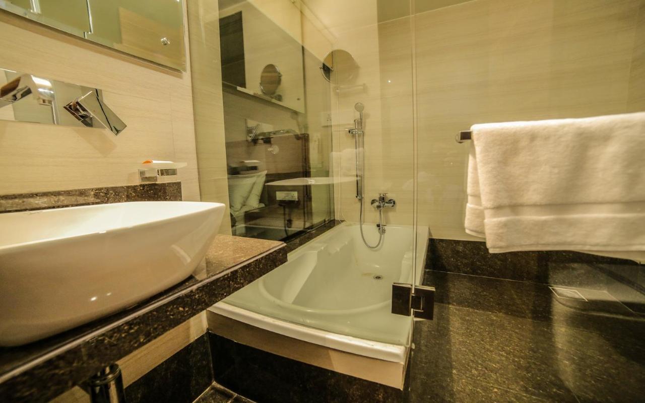 The Basil Park Hotel Bhávnagar Kültér fotó