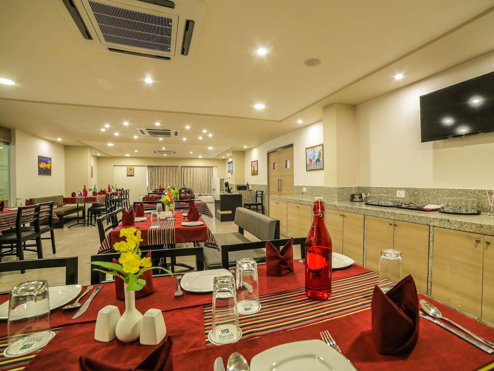 The Basil Park Hotel Bhávnagar Kültér fotó
